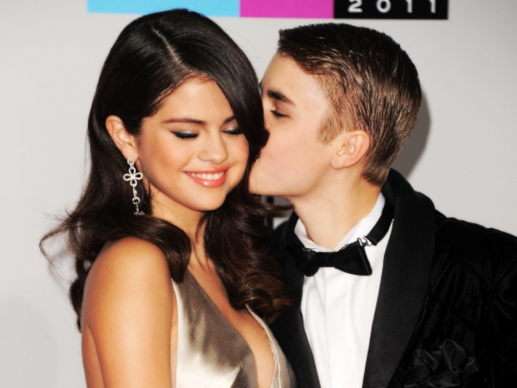 Justin Bieber and Selena Gomez at the 2011 American Music Awards 2