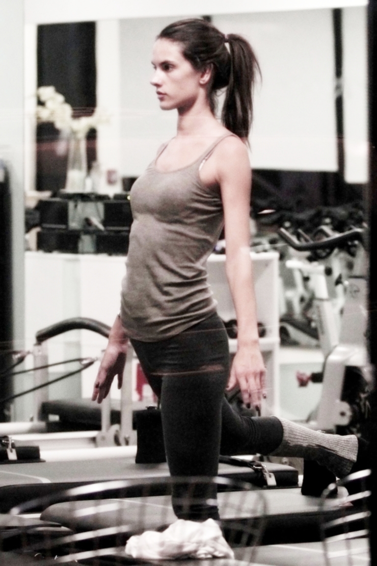 alessandra ambrosio pilates 02102011 04