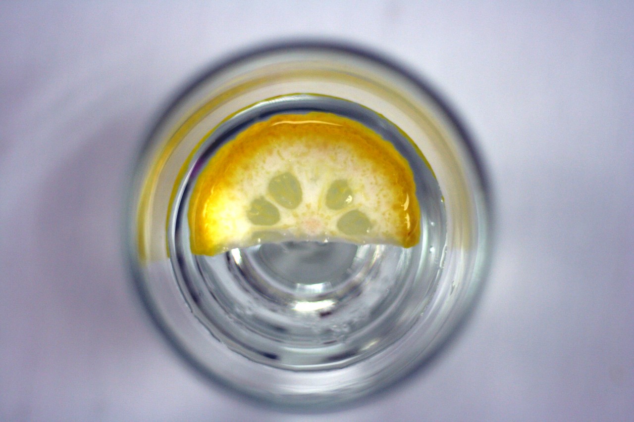 lemon wedge in glass water