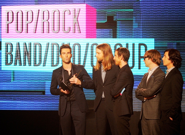 maroon 5 anne v amas 2011 red carpet 02