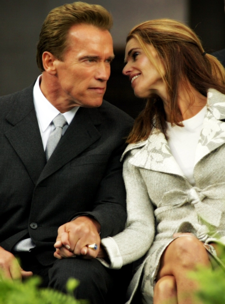 99411 arnold schwarzenegger and wife maria shriver share a moment