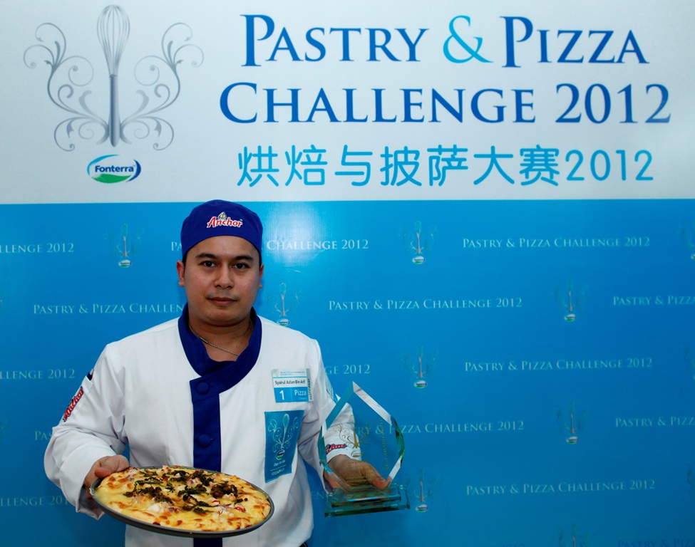 Fonterra FS Pic1 Chef Syairul with his winning creation Pizza Umai Ala Borneo. He will represent Malaysia in the next Fonterra Global Pizza Challenge in Australia.1