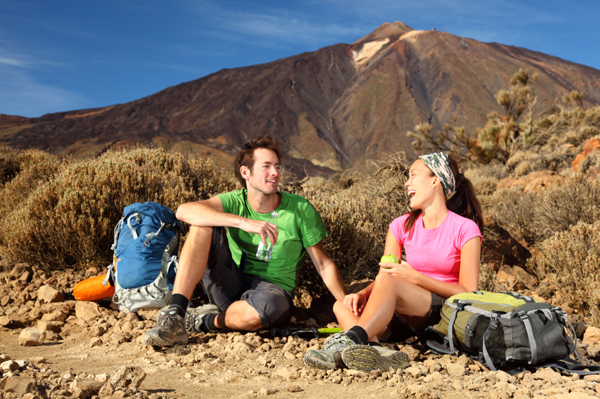 couple eating hiking