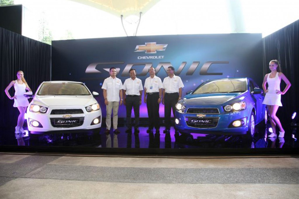 The guests of honour pose with the newly launched Chevrolet Sonic