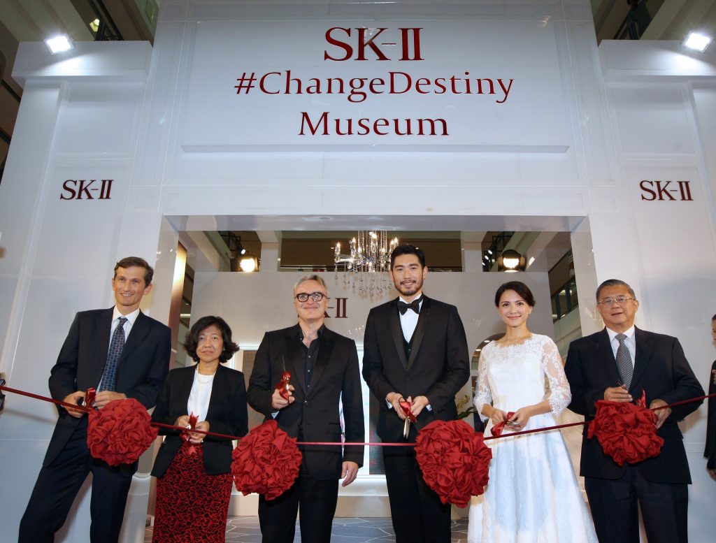 Launching the first #ChangeDestiny Museum - (L-R) Nicholas De La Giroday, CEO P&G Msia, Ms Nur Qamarina Chew, MD Aeon Malaysia, Mr Markus Strobel, VP SK-II Global, Godfrey, Lee Sinje & Tan Sri Dato Teo Chiang Kok, Director, Bandar Utama