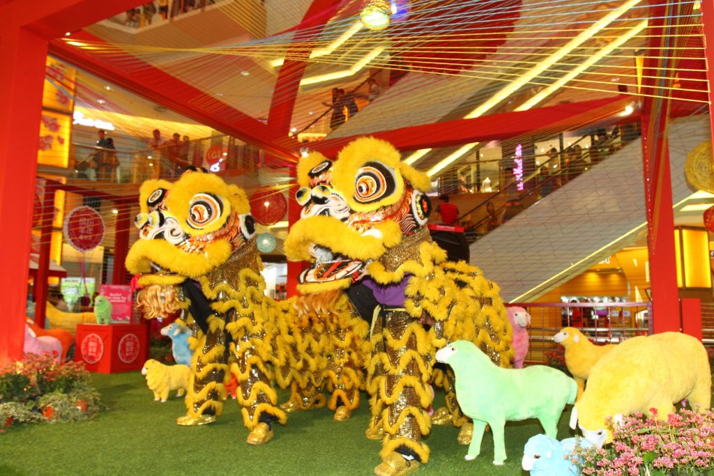 Heat up your fun shopping adventure with the remarkably daring and skillful lion dancers at Sunway Pyramid.