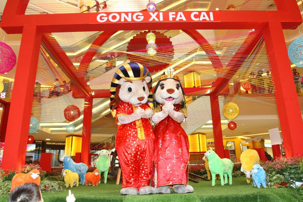 Meet and greet Sunway Pyramid’s playful mascots Leo and Leona as they make their rounds distributing prosperity goodies.