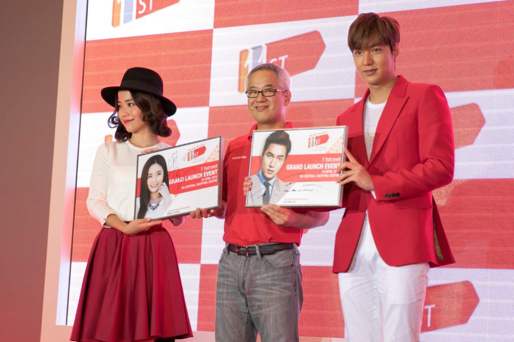 From left to right with Emily Chan, Hoseok Kim, Chief Executive Officer of 11street Malaysia and Lee Min Ho