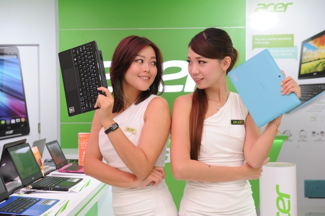 Models posing with the New Acer Aspire Switch 10 E