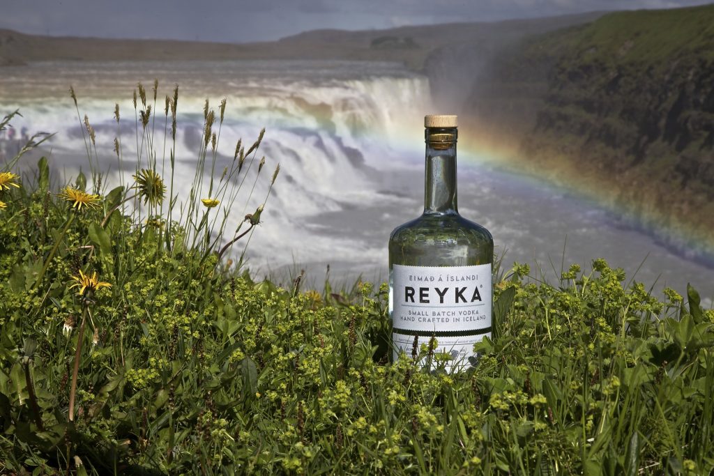Reyka_bottle_rainbow_offset