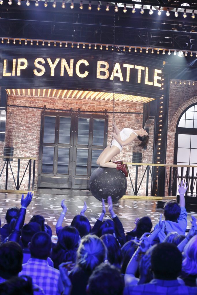 Anne Hathaway performs Wrecking Ball on Lip Sync Battle Pic 2