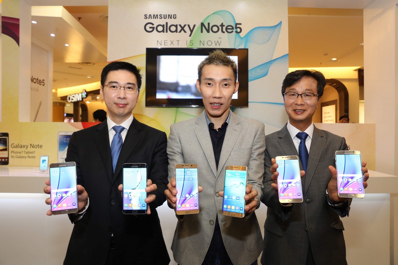 Photo: (L-R): Lee Jui Siang,Vice President, Mobile, IT & Digital Imaging, Samsung Malaysia Electronics, with Samsung brand ambassador Dato’ Lee Chong Wei and Lee Sang Hoon, President, Samsung Malaysia Electronics.