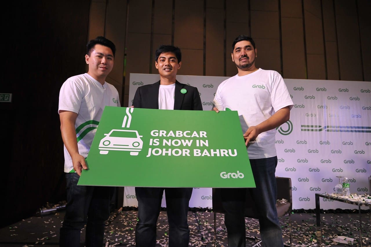 Jaygan Fu together with Louis Ang Grab rep in JB (R) and Aaron Gill, who heads special projects (L)