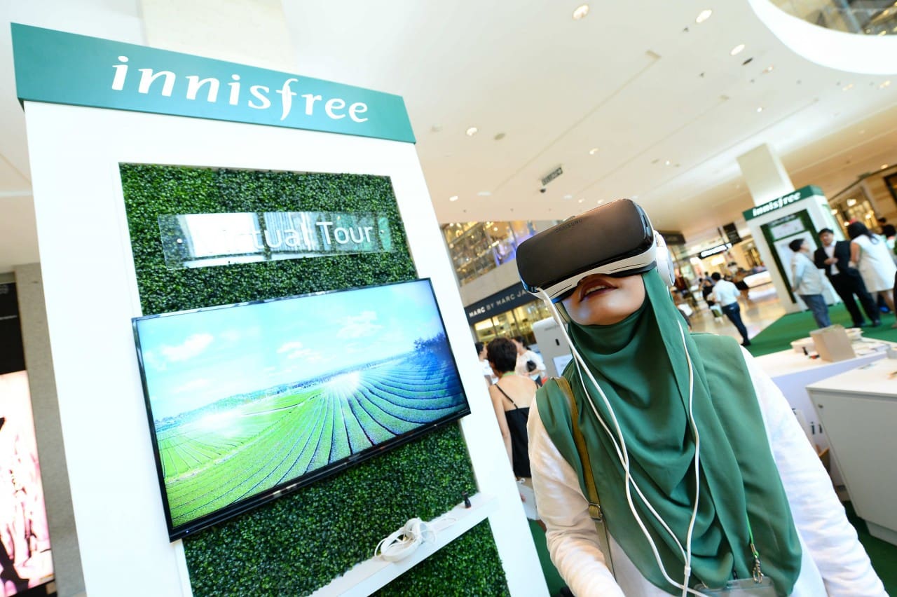 Visitors virtually experiencing the sights & sounds of innisfree's green tea farm on Jeju Island.