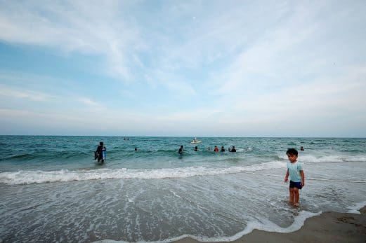 KUALA TERENGGANU 18 APRIL 2016. Para pengunjung mengambil peluang untuk mandi manda di kawasan mandian selamat di Beachfront Primula Beach Resort, Pantai Batu Burok. NSTP/ROZAINAH ZAKARIA