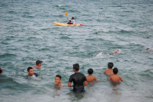 KUALA TERENGGANU 18 APRIL 2016. Para pengunjung mengambil peluang untuk melakukan aktiviti berkayak dan mandi manda di kawasan mandian selamat di Beachfront Primula Beach Resort, Pantai Batu Burok. NSTP/ROZAINAH ZAKARIA