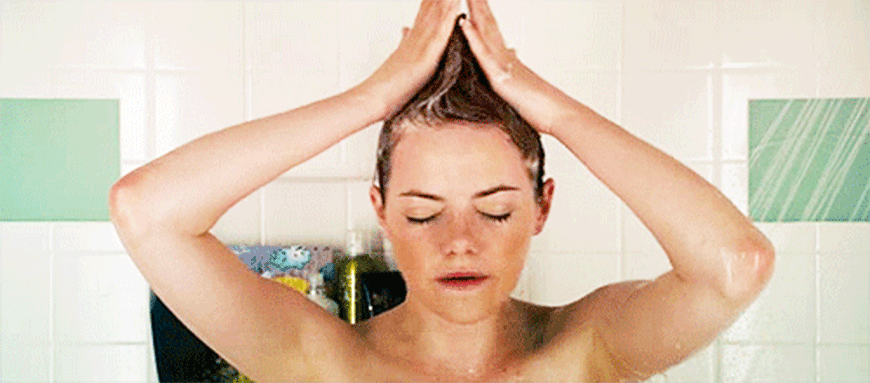 emma-stone-shower-hair-shampoo