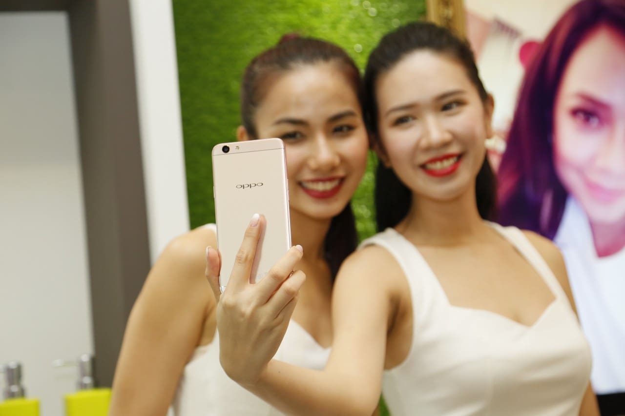 Selfie Expert, OPPO F1s is selling at the price of RM1198