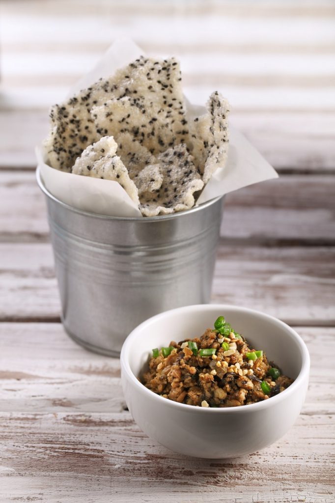 Sesame Rice Crackers with Fragrant Minced Meat and Spices Dip