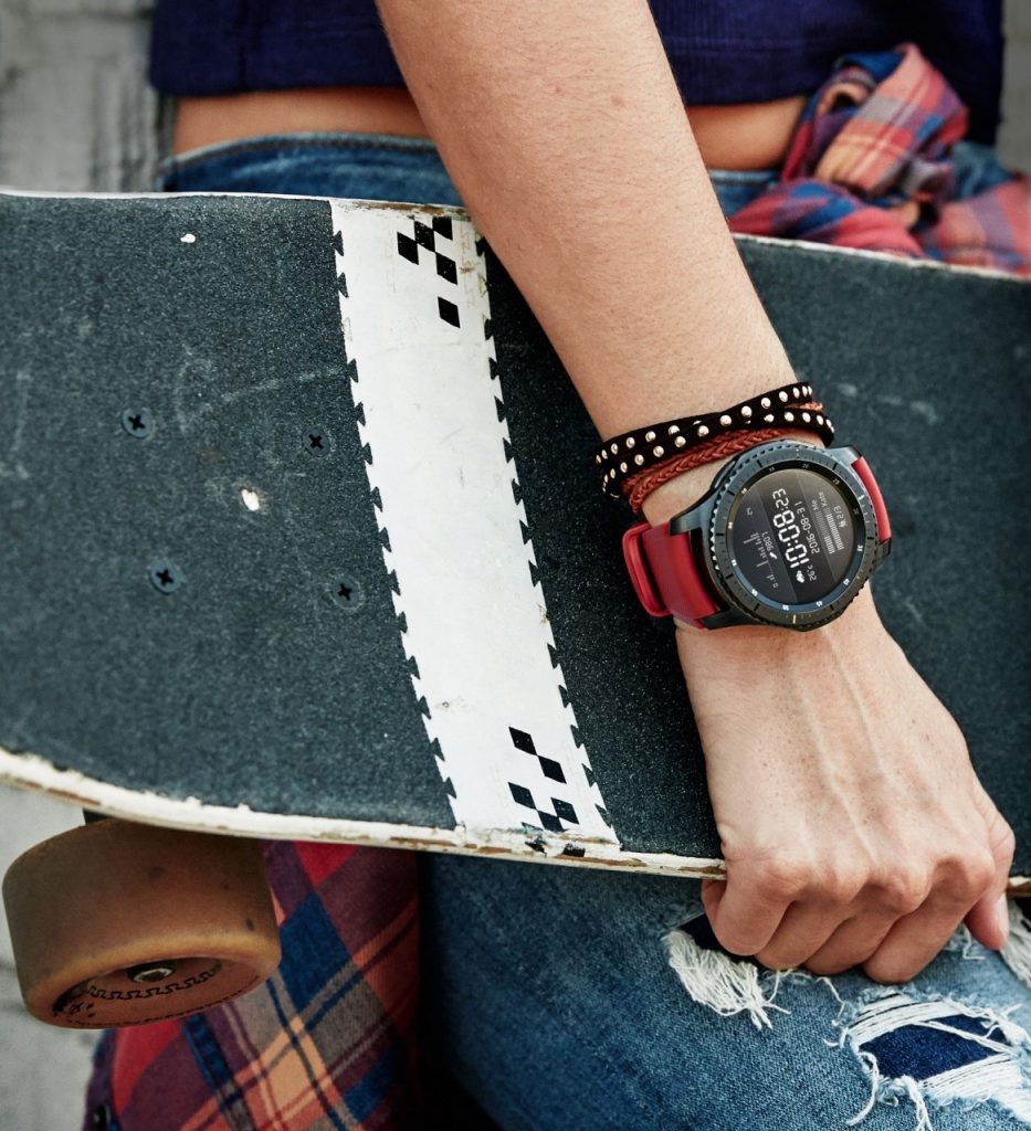 Gear S3 Lifestyle_frontier_Board_standing