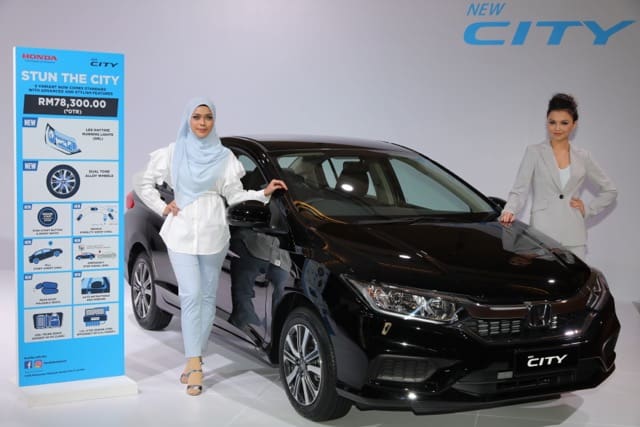 07 Models posing with the S variant of the New City