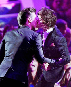 Louis Tomlinson Denies Gay Relationship with Harry Styles 22